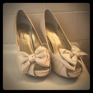 Lulu Townsend Creme heels